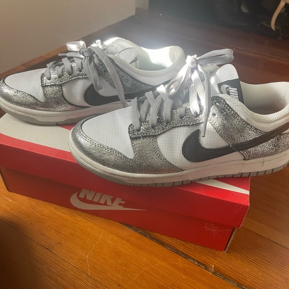 Nike Dunk Low "Golden Gals" sneakers Authentic - Picture 2 of 6